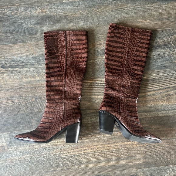 Boots - Picture 4 of 8